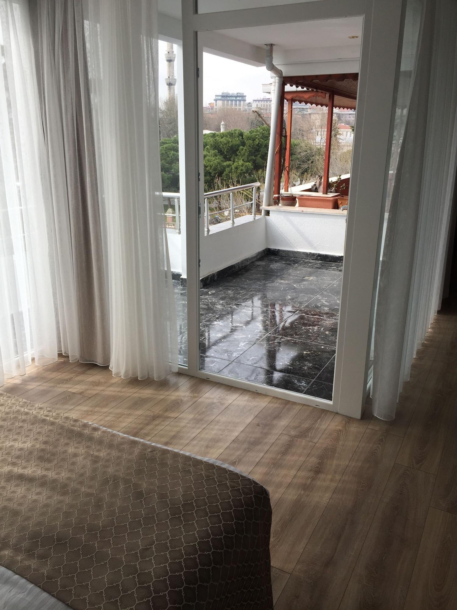 Aristocrat Hotel 3*